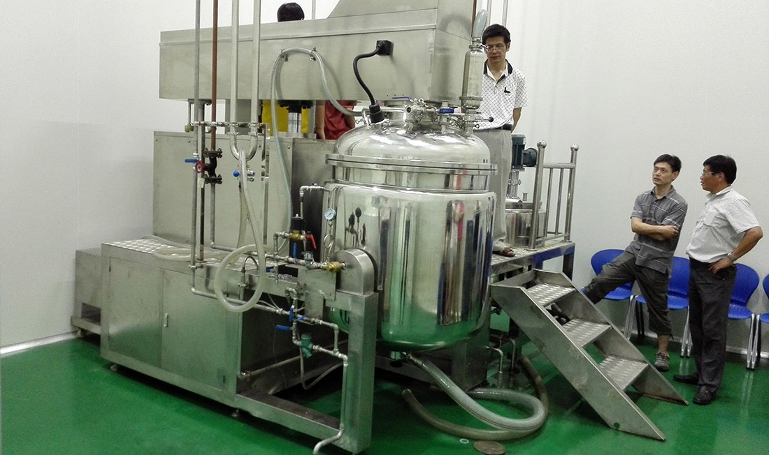 How to control the temperature of the vacuum emulsifying mixer?